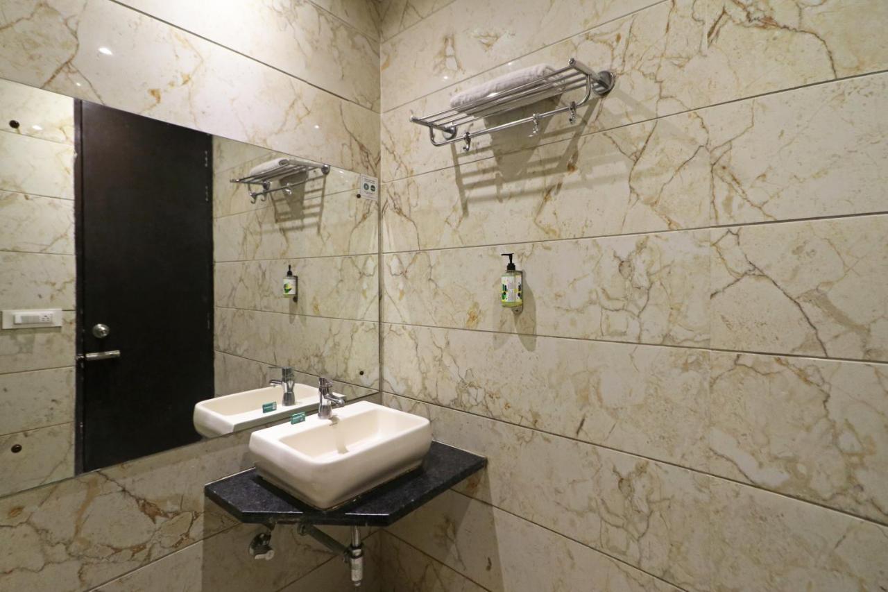 Hotel Paragon Suites นิวเดลี ภายนอก รูปภาพ